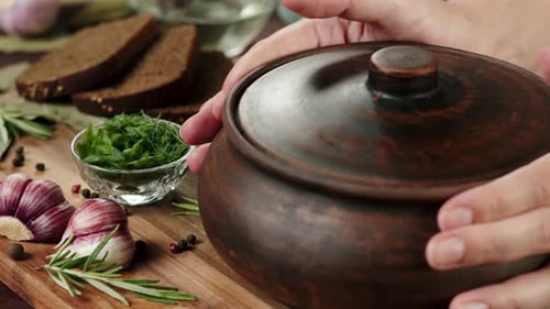 Poner borsch hervido a bordo Closeup Cocinar sopa hecha de remolacha