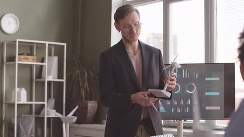 Ingeniero haciendo presentación sobre proyecto de energía renovable