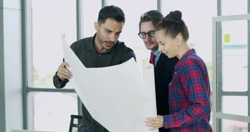 gerente de engenheiro e arquiteto usando máscara facial planejando na mesa e apontando na planta