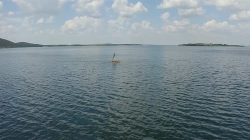 Segelboot auf der Wasseroberfläche vor dem Hintergrund wunderschöner Berge
