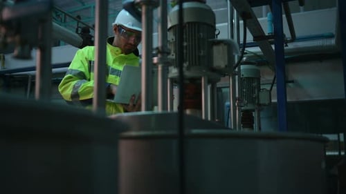 Chief engineer of a mechanical plant Inspecting and explaining the maintenance of the machine