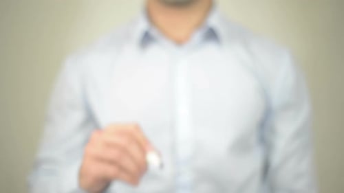 Sie, Geschäftsmann, schreiben auf transparentem Bildschirm