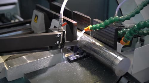 Moderne Maschinensäge. Moderne Verarbeitungstechnologie zum Schneiden von Metallen
