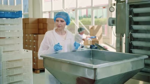 Fabrikarbeiter überprüfen Verpackungsmaschine