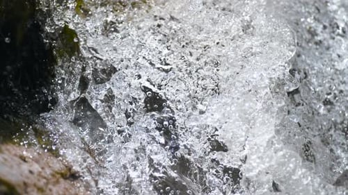 Nahaufnahme des Wasserfalls im Fluss. Zeitlupe.
