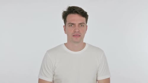 Junger Mann schreit und schreit auf weißem Hintergrund