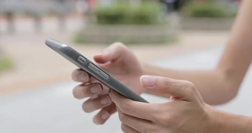 Frau benutzt Smartphone