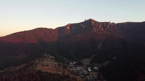 Montañas de Durau y Ceahlau en Rumania, vista aérea