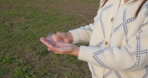 Mulher usa desinfetante para as mãos ao ar livre