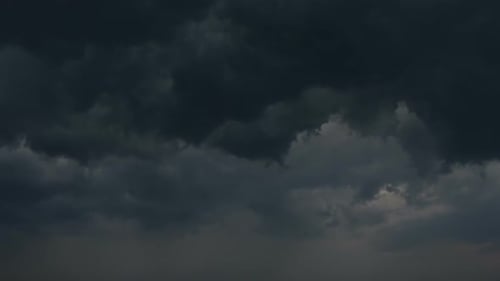 Wolken und Blitz und Regen