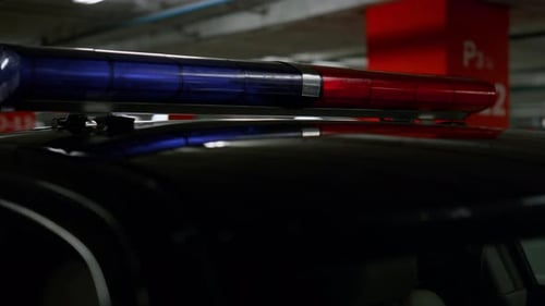 Blinkende Lichter am Polizeiauto