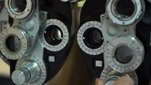 Kaukasische Optikerin untersucht junge Patientin auf Chiropter in der Augenklinik. Nahaufnahme