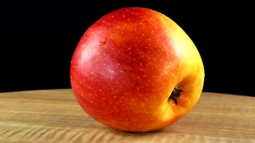 Apple auf schwarzem Hintergrund