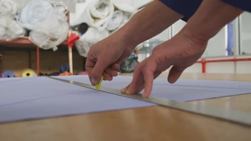 Travailleur qui mesure selon la règle