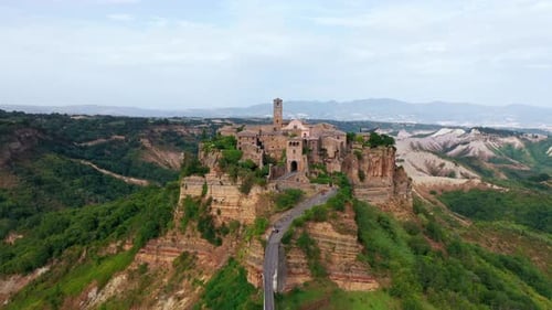 Luftaufnahme der mittelalterlichen Stadt auf dem Plateau in der Provinz Viterbo Latium