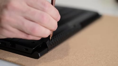 Unbekannter Ingenieur, der Computer vom Gehäuse trennt