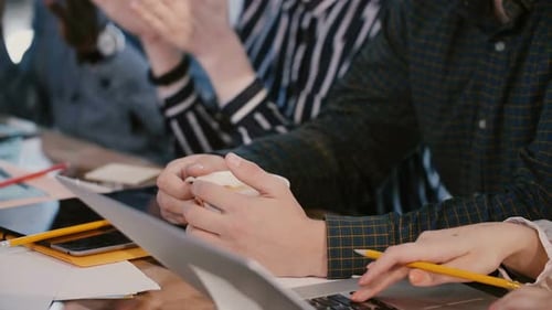Nahaufnahme, Hände von professionellen Geschäftsleuten am großen Bürotisch mit Kaffee und Geräten