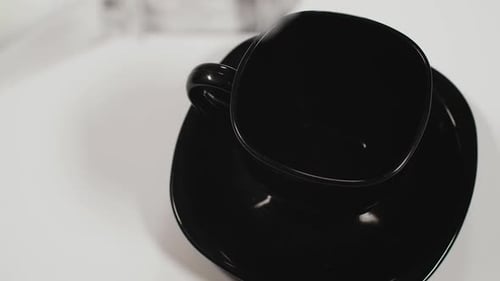 Mandelmilch einschenken
