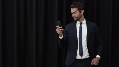 Empresário Verificando Celular