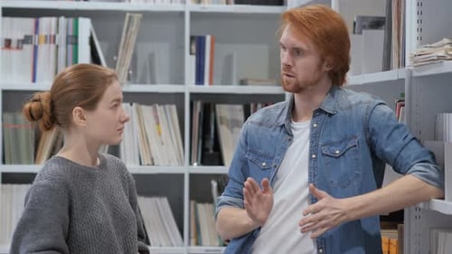 Un sage créatif discute d'une idée avec une jeune femme au travail