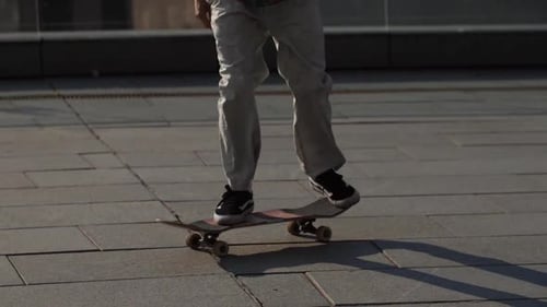 Jambes de patineur faisant un tour de kickflip à l'extérieur