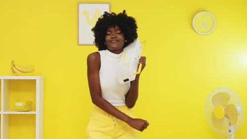 Une femme africaine brillante danse