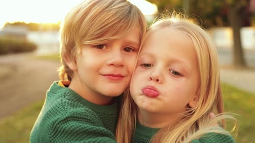 Hermanos pequeños felices divirtiéndose al aire libre en City Park