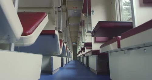 À l'intérieur d'un train de voyageurs en Russie