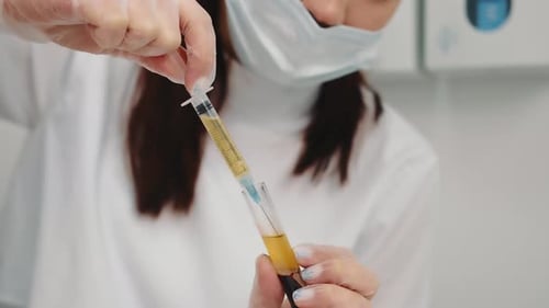 o médico retira plasma sanguíneo para a seringa para posterior injeção no paciente