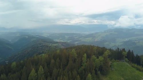 Wunderschöne Landschaft aus Vogelperspektive im Troodos-Gebirge auf Zypern, Luftaufnahme