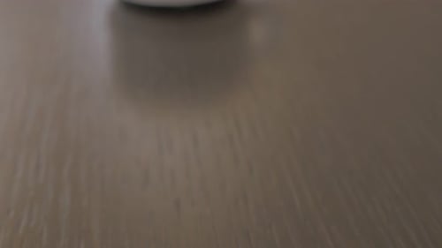 Espresso-Kaffee in weißer Porzellantasse auf Holzoberfläche 4K 2160p UHD-Aufnahmen - Frischer leckerer Espresso