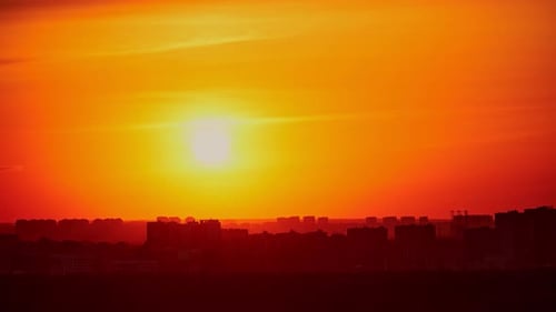 Sonnenuntergang am roten Himmel mit abendlichen Wolken in der Stadt, Zeitraffer