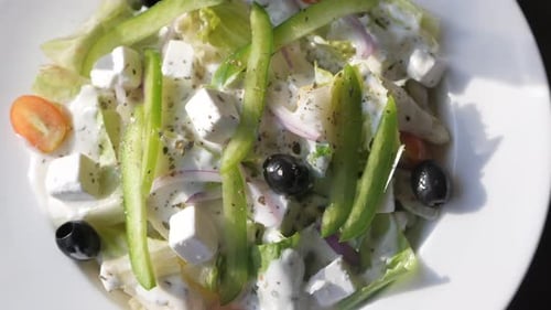 Gros plan de la salade grecque dans un bol sur la table.