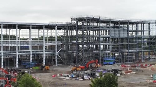 Sitio de construcción de edificio de oficinas de concreto moderno restringido con vista aérea