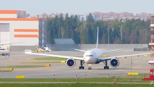 Das Flugzeug am Flughafen rollen