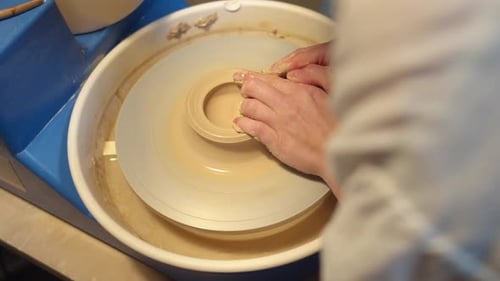 Potter au travail. Argile et céramique