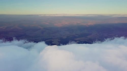 Drohne fliegt in den Wolken