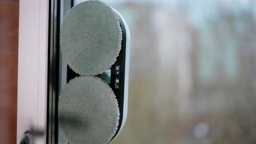 Ein moderner automatischer Roboter reinigt das Fenster