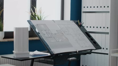 Nahaufnahme von Blaupausen Pläne zur Gestaltung des Gebäudeplans auf dem Tisch am Arbeitsplatz