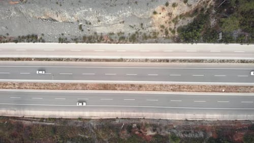 Autobahn mit mehreren Straßen und wenig Autoverkehr.