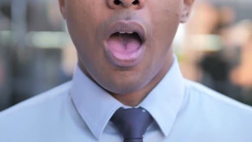 Nahaufnahme eines seriösen afrikanischen Geschäftsmannes