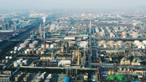 Vue aérienne de la raffinerie de pétrole