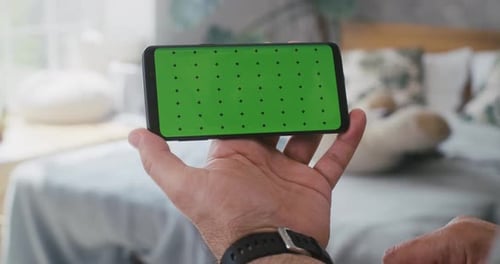 Mann benutzt ein Smartphone