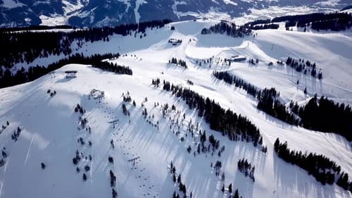Panoramablick von oben von der Drohne auf der Seilbahn im Skigebiet. Skilift zum Transport von Skifahrern und