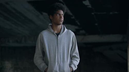 Trauriger nachdenkender junger Mann denkt an Problem, Träumender afrikanischer Teenager, Hoffnung