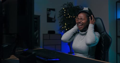 Une joueuse professionnelle perd une manche dans des cris de jeu vidéo aux membres de l"équipe en agitant la main