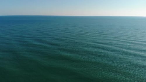 Die
Kamera fliegt über die verschwommenen Meereswellen zum sauberen Horizont. Die Kamera fliegt vorwärts über das Meer