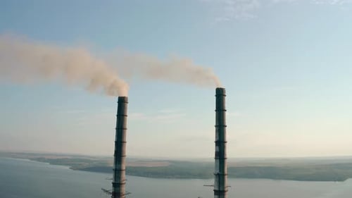 Drohnenansicht des hohen Schornsteins Zwei Rohre mit grauem Rauch aus dem Kohlekraftwerk. Nahaufnahme V2