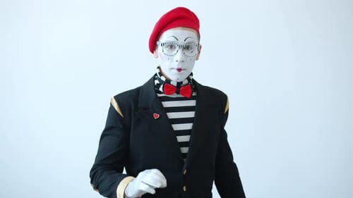 Porträt von Guy Mime, der sich umschaut und still schaut, geheime Handgeste zeigt und Kopf nickt