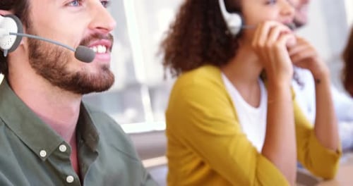 Führungskräfte im Kundenservice sprechen über Headset